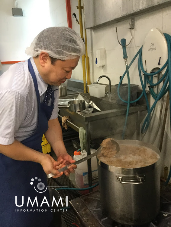 Chef Saiki brew dashi.