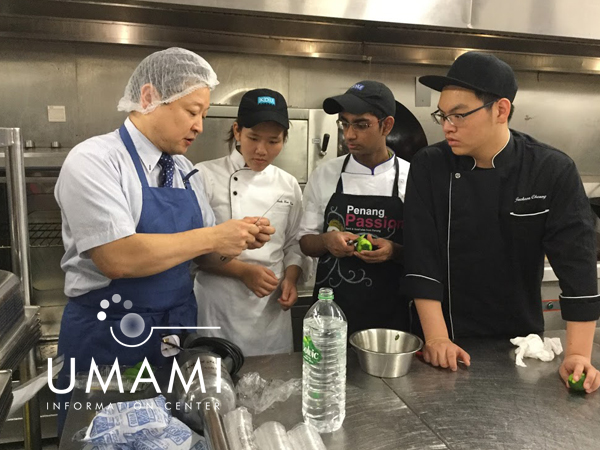 Chef Saiki explains how to peel yuzu.